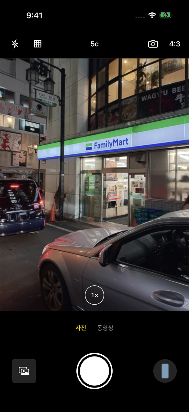 같은 밤거리 사진에 iY2K 5c 필터를 적용한 촬영 UI 캡처