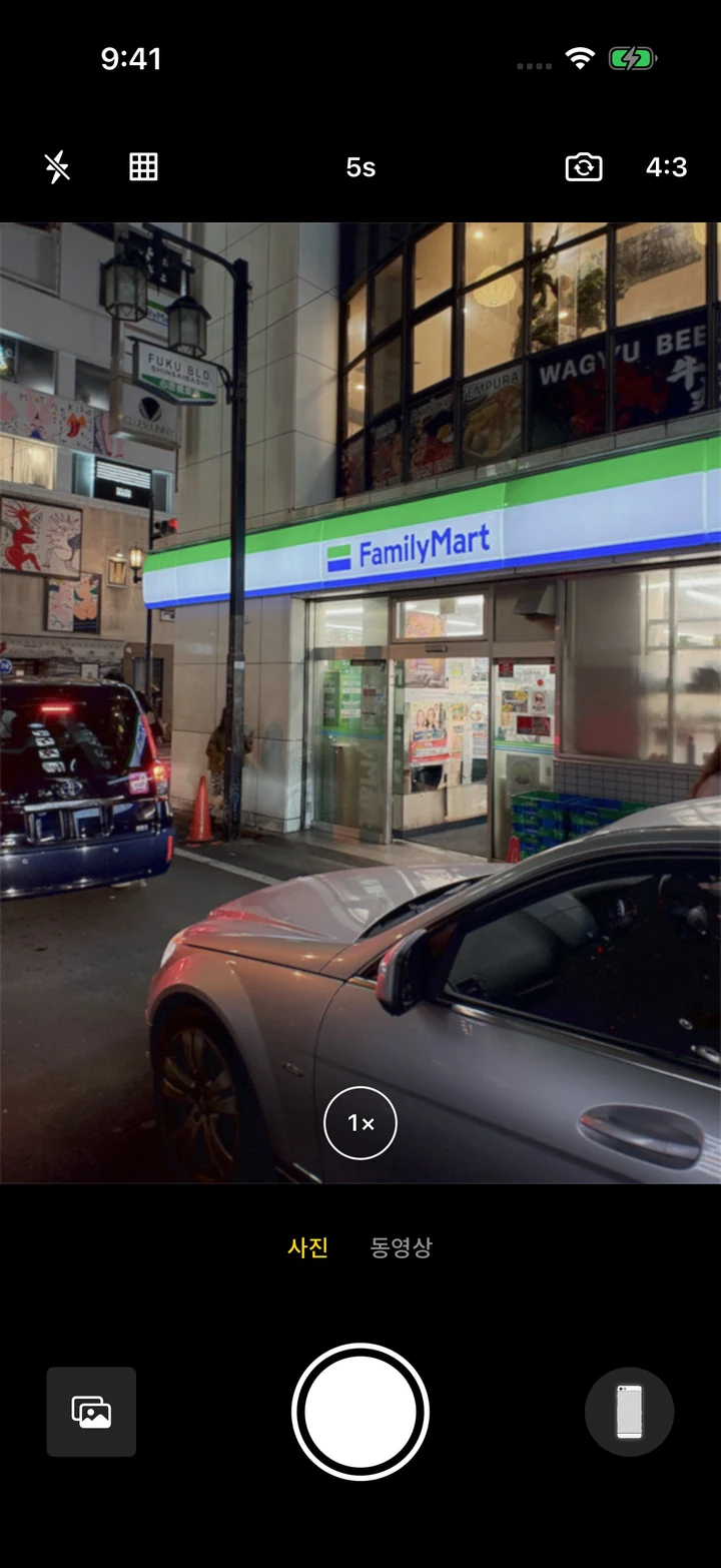 같은 밤거리 사진에 iY2K 5s 필터를 적용한 촬영 UI 캡처