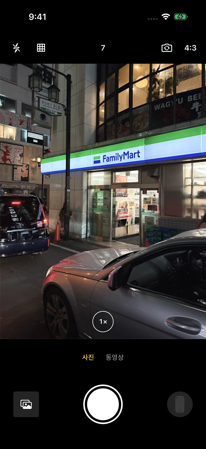 같은 밤거리 사진에 iY2K 7 필터를 적용한 촬영 UI 캡처