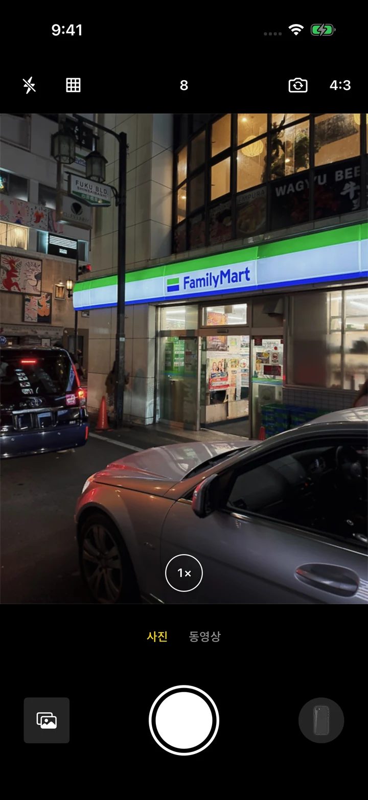 같은 밤거리 사진에 iY2K 8 필터를 적용한 촬영 UI 캡처