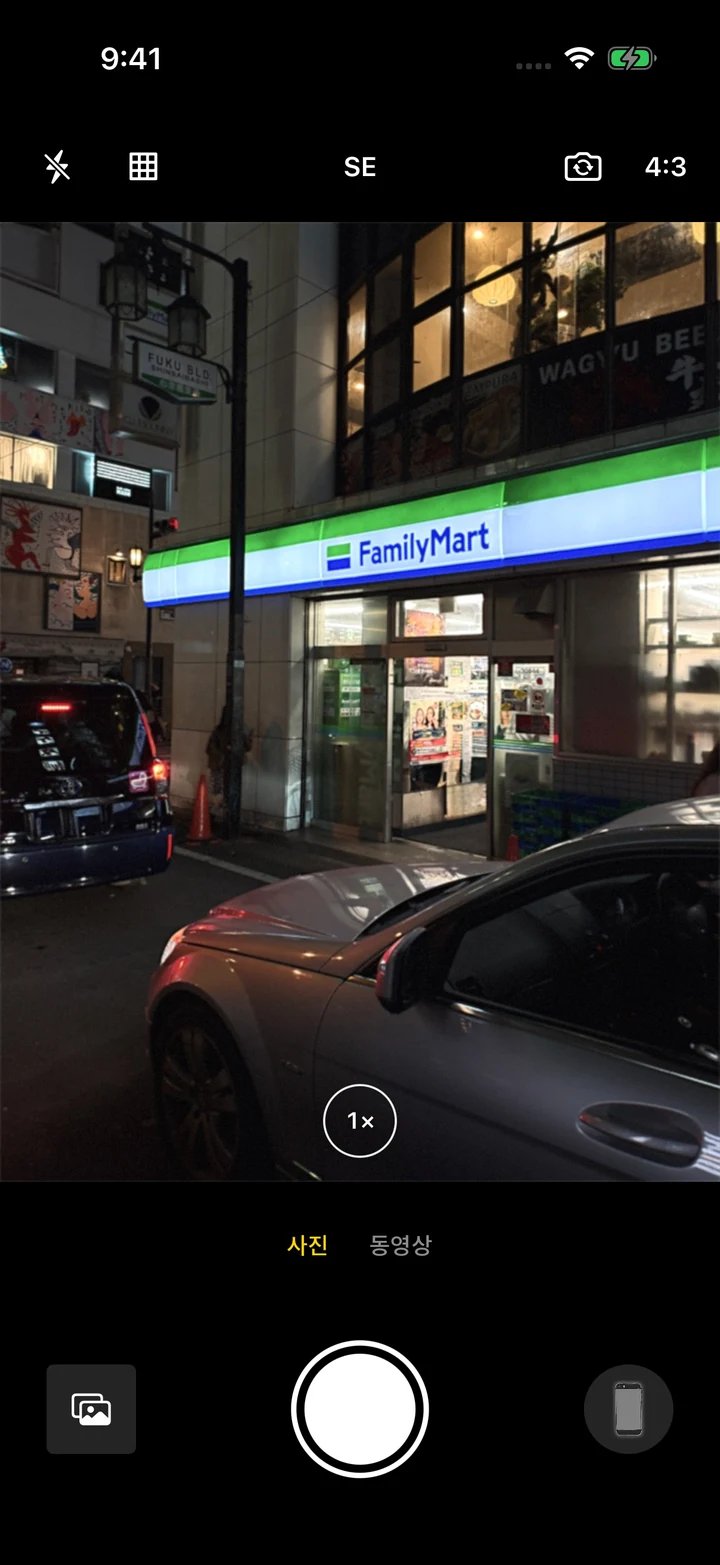 같은 밤거리 사진에 iY2K SE 필터를 적용한 촬영 UI 캡처